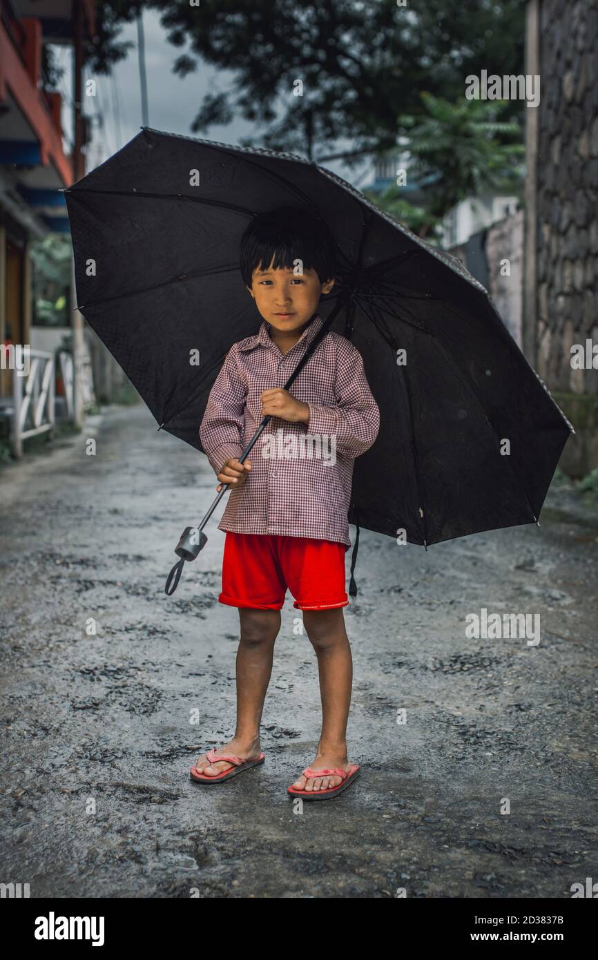 Dalit Kit spielt mit ihrem Regenschirm in Pokhara. Stockfoto