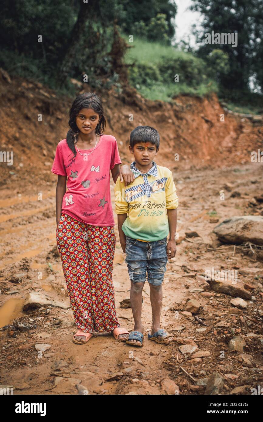 Dalit Kinder, die nach der Monsunzeit in ihrem Dorf in der Nähe von Pokhara wandern. Stockfoto