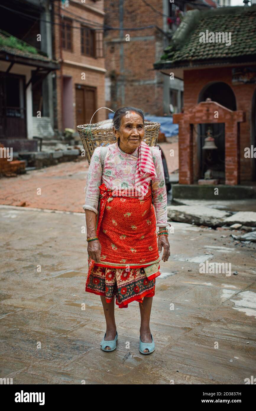 Dalits Frau arbeitet in einem Dorf in der Nähe von Kathmandu, Nepal. Stockfoto
