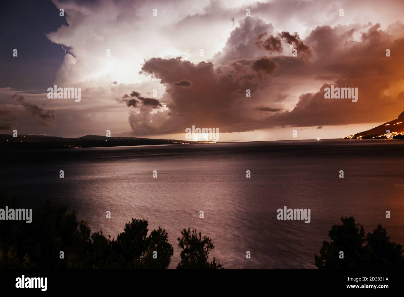 Dunkler dramatischer Himmel. Gewitter über dem Meer. Brela Kroatien, Makarska riviera Stockfoto