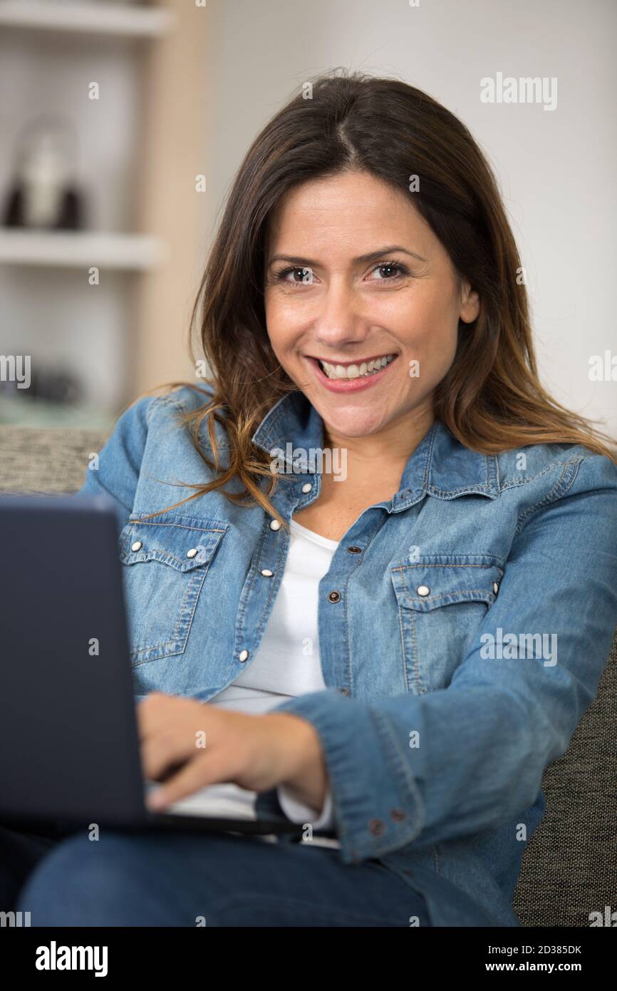 Ernst reifen mittleren Alters Geschäftsfrau mit Laptop Stockfoto