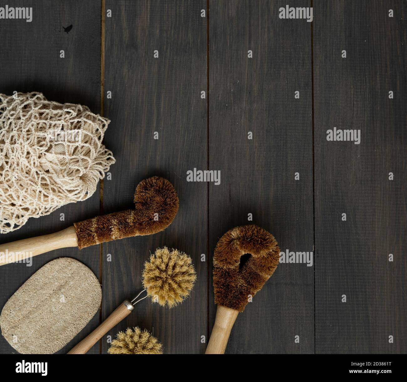 Zero Waste Kit. Set aus umweltfreundlichen Reinigungsbürsten, Mesh-Baumwollbeuteln und Loofah. Zubehör für natürliche und wiederverwendbare Artikel. Stockfoto