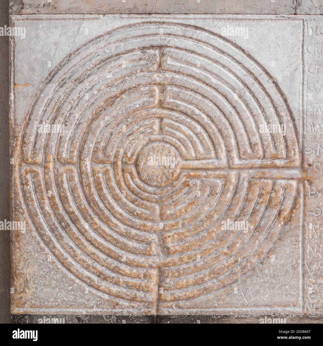 Geheimnisvolles altes Labyrinth-Relief am Eingang der Kathedrale von Lucca In der Toskana (12. Jahrhundert) Stockfoto