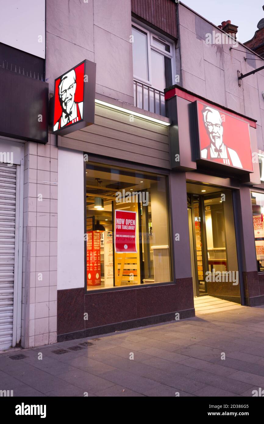 Das KFC-Fast-Food-Restaurant wurde während der Coronavirus-Pandemie in London, England, zum Mitnehmen geöffnet Stockfoto