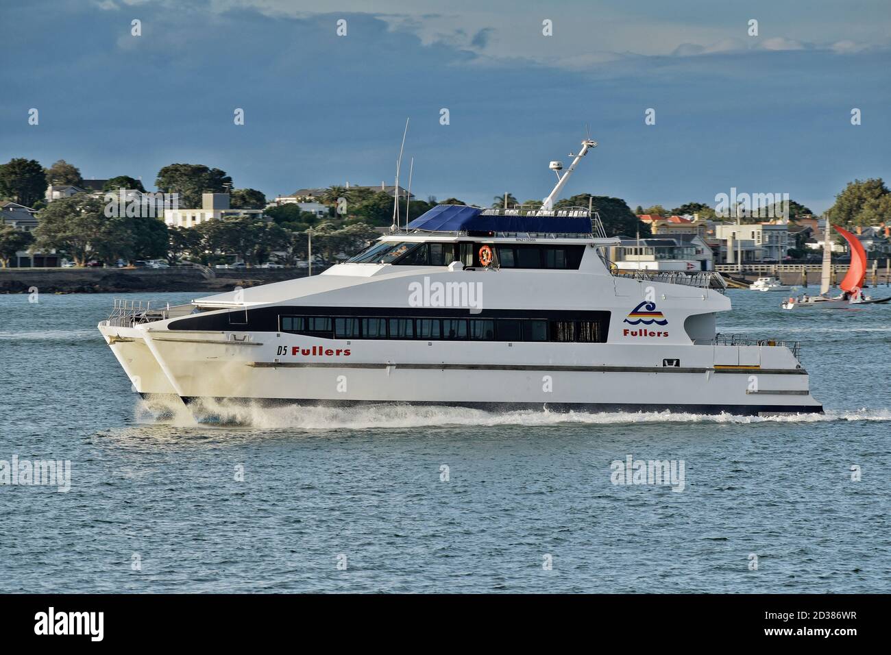 AUCKLAND, NEUSEELAND - 13. März 2019: Auckland / Neuseeland - 13 2019. März: Fullers Fähre fährt schnell Wasser Spray im Waitemata Hafen Stockfoto