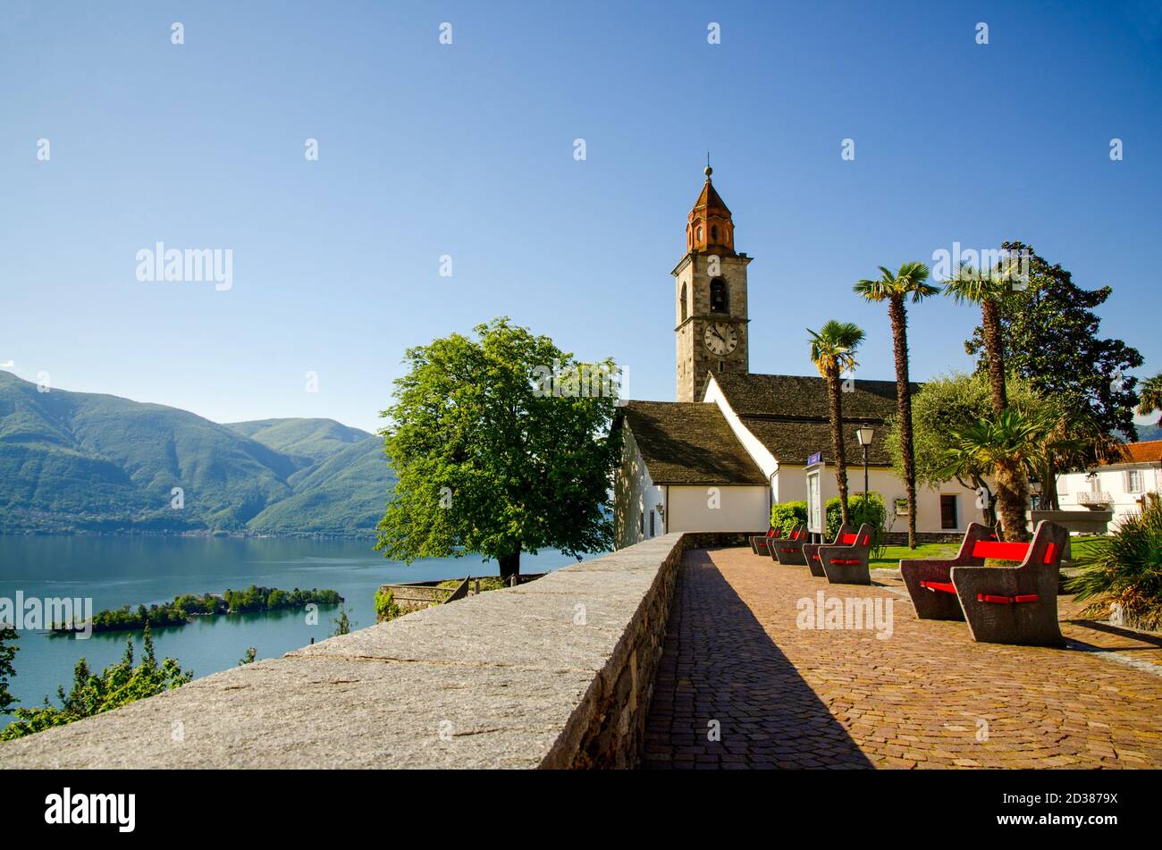 Kirche und Brissago Inseln an einem Alpensee Maggiore mit Berg in Ronco sopra Ascona, Schweiz. Stockfoto