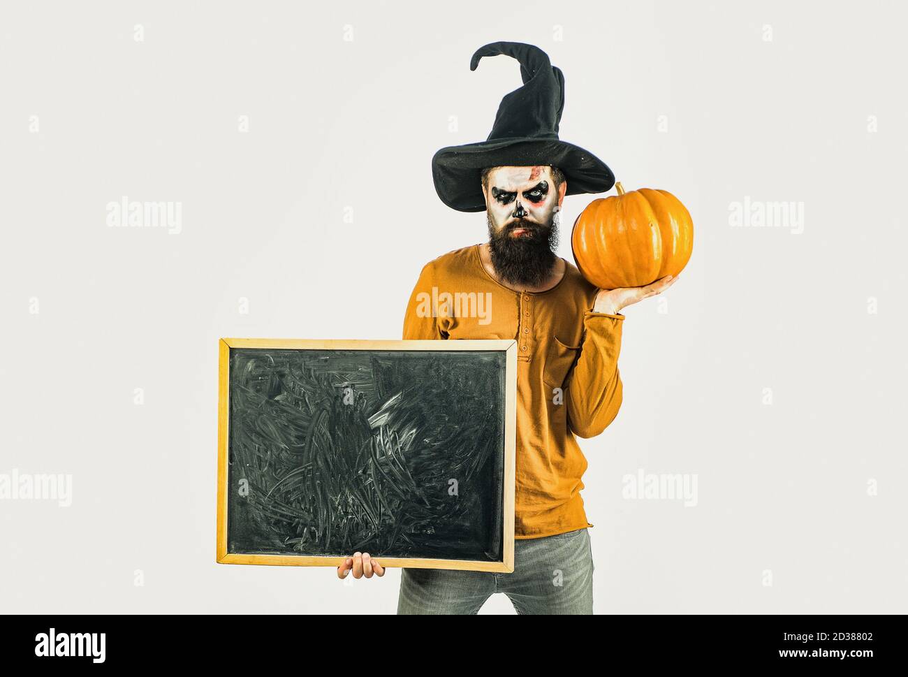 Vampir Mann an Halloween Nacht - in voller Länge. Feiern Sie Halloween in Amerika. Scary Halloween Mann im Hut - Studio erschossen Nahaufnahme. Halloween Poster oder Stockfoto
