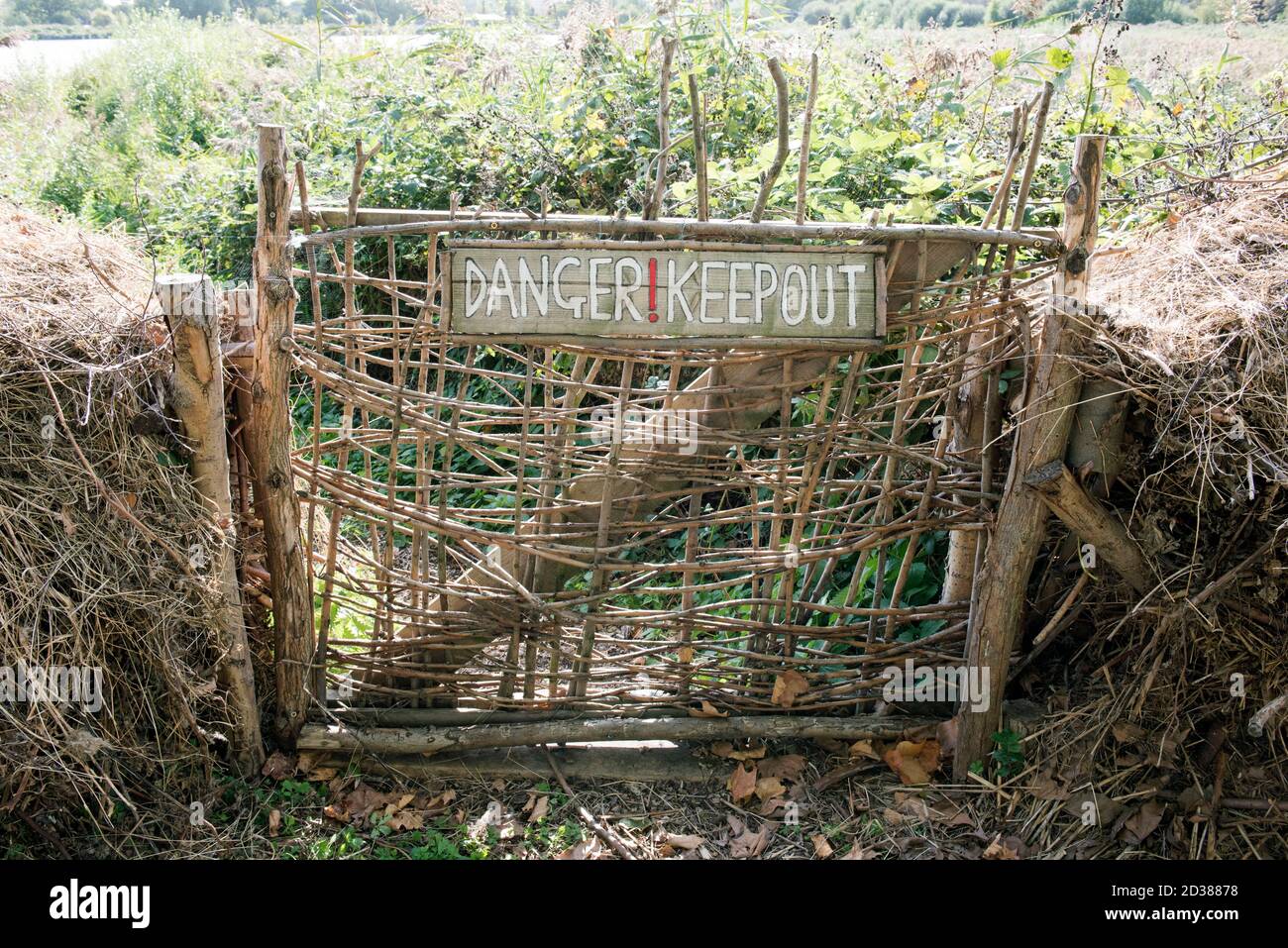 Rustikales Weidentor mit hölzernen - Gefahr halten Sie aus - Zeichen, Woodberry Wetland städtischen Naturschutzgebiet Stoke Newington London Borough of Hackney Stockfoto