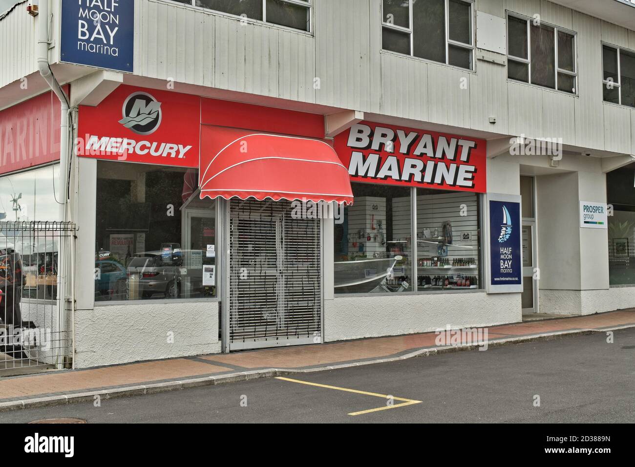 AUCKLAND, NEUSEELAND - 18. März 2019: Auckland / Neuseeland - 18 2019. März: Ray Bryant Marine Mercury Außenbordservice und Shop in Half Moon Bay mar Stockfoto