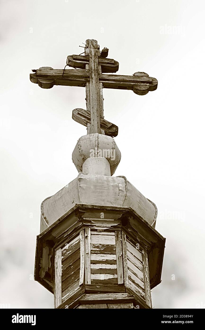Es handelt sich um ein Kreuz aus einer alten russisch-orthodoxen Kirche, die 1922 erbaut wurde. Stockfoto