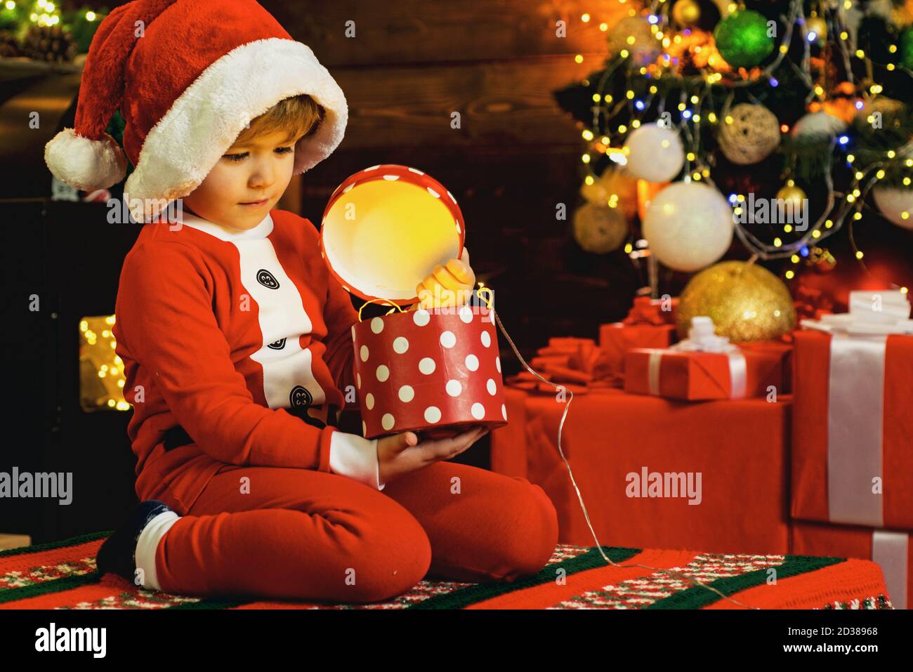 Niedlichen kleinen Jungen spielt mit weihnachtsschmuck. Familienurlaube Konzept. Schönes Baby Kind genießen weihnachten. Kindheitsmomente. Weihnachtsbaum Stockfoto