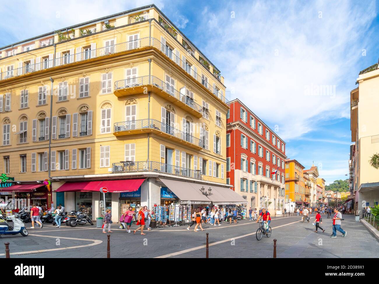 Eine breite Kreuzung von Geschäften und Cafés im touristischen Zentrum von Nizza, Frankreich, an der französischen Riviera. Stockfoto