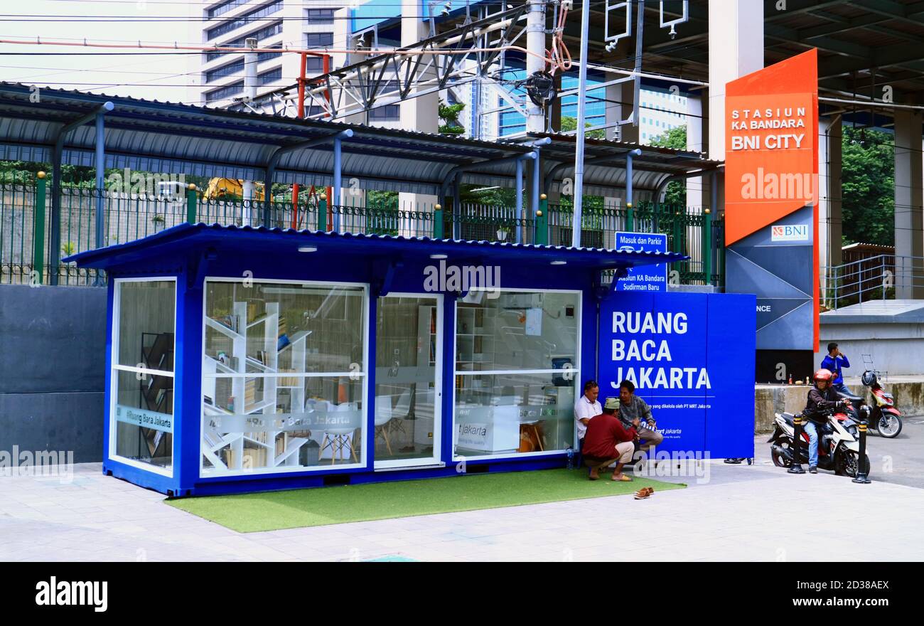 Jakarta, Indonesien - 13. Januar 2020: Der Lesesaal oder Ruang Baca Jakarta vor dem BNI City Station. Stockfoto
