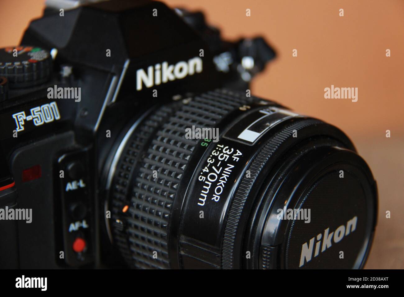 Nikon F-105 Analogkamera mit Nikkor 35-70mm Autofokus-Objektiv. Spiegelreflexkameras mit einem Objektiv, die Filmrollen verwenden. Sidoarjo, Indonesien. Juni 2020 Stockfoto