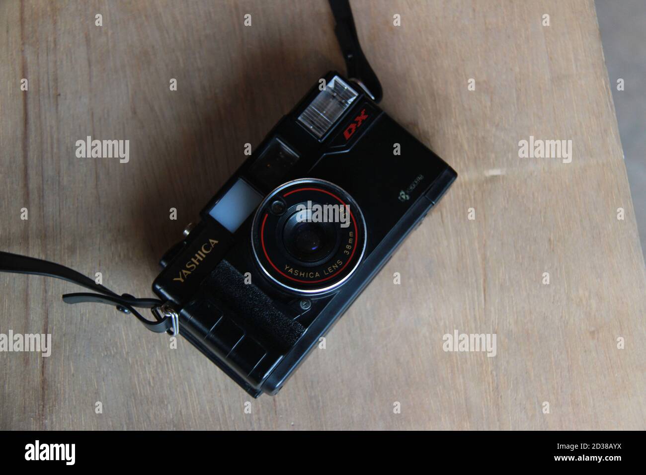 Yashica analoge Kamera mit einem 38mm Objektiv. Pocket-Kamera-Produkte, die Filmrolle verwenden. Sidoarjo, Indonesien. Juni 2020 Stockfoto