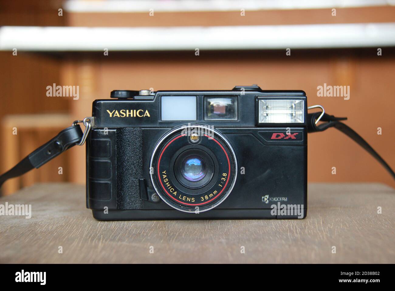 Yashica analoge Kamera mit einem 38mm Objektiv. Pocket-Kamera-Produkte, die Filmrolle verwenden. Sidoarjo, Indonesien. Juni 2020 Stockfoto