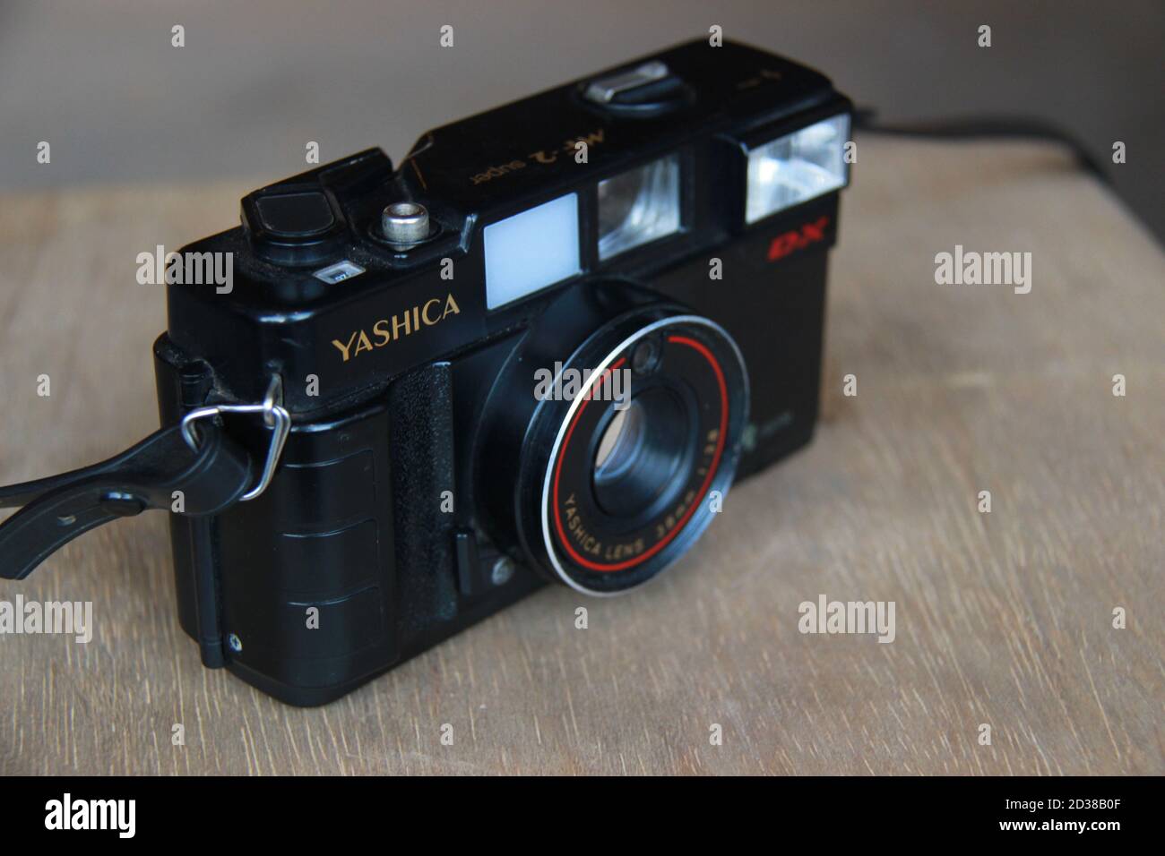 Yashica analoge Kamera mit einem 38mm Objektiv. Pocket-Kamera-Produkte, die Filmrolle verwenden. Sidoarjo, Indonesien. Juni 2020 Stockfoto