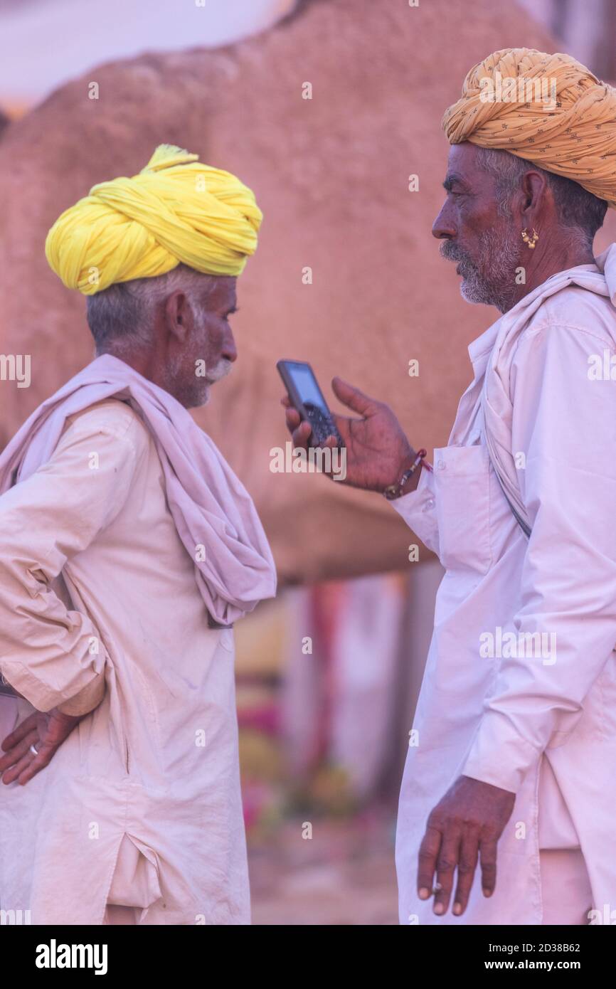 Zwei Männer tragen bunte Turbanen miteinander reden in Pushkar, Rajasthan, Indien am 18. November 2018 Stockfoto