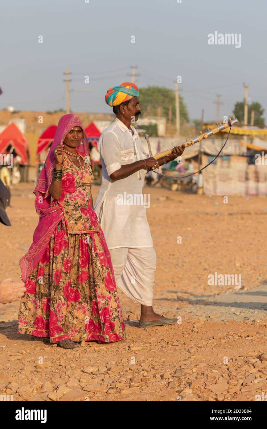 Mann und eine Frau tragen rajasthani Kleidung spielen Musikinstrument Violine am Pushkar Festival in Pushkar, Rajasthan, Indien am 19. November 2018 Stockfoto