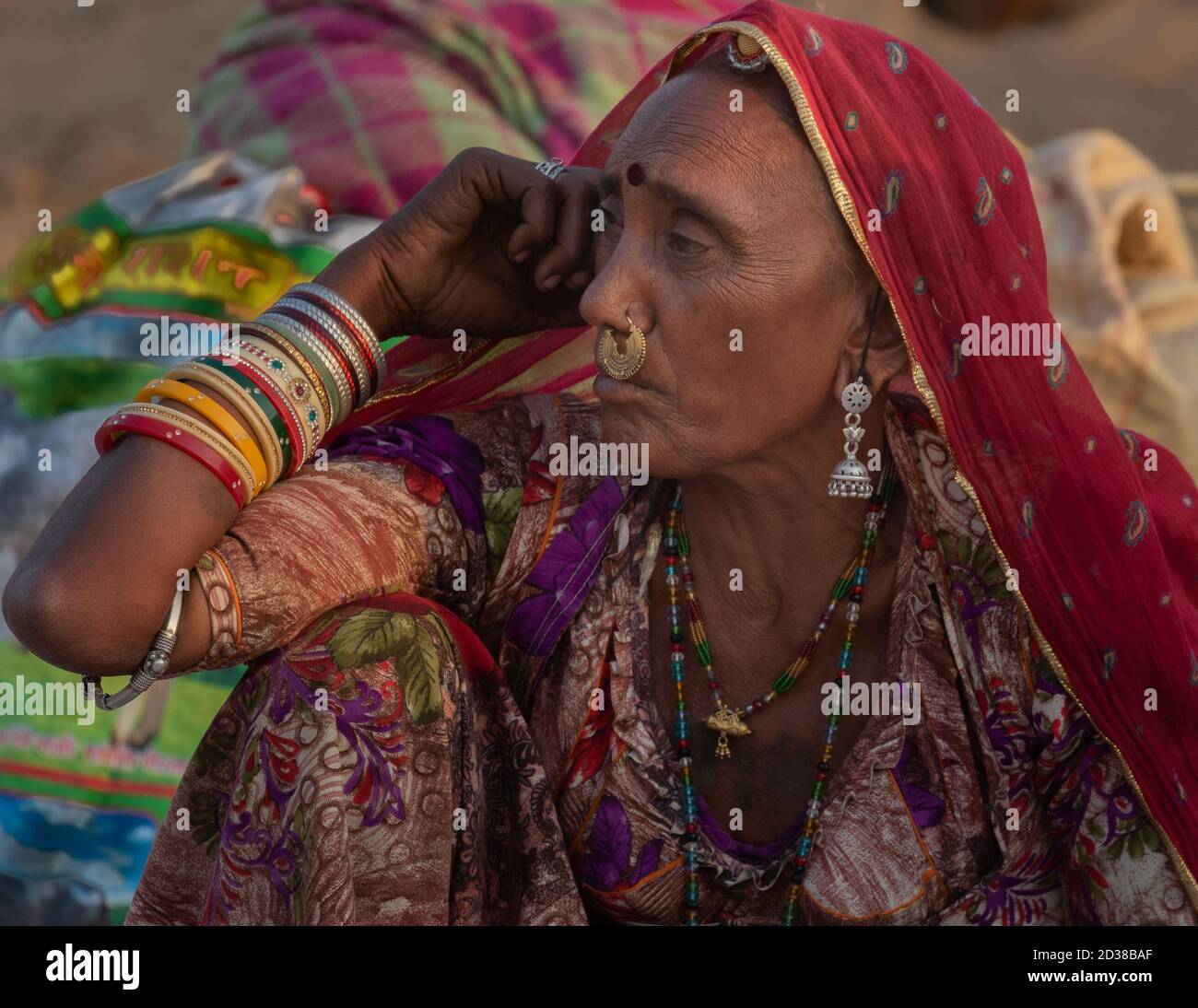 Porträt eines Rajasthani nomadischen Frauen tragen Schmuck in pushkar, Rajasthan, Indien am 29. Oktober 2017 Stockfoto