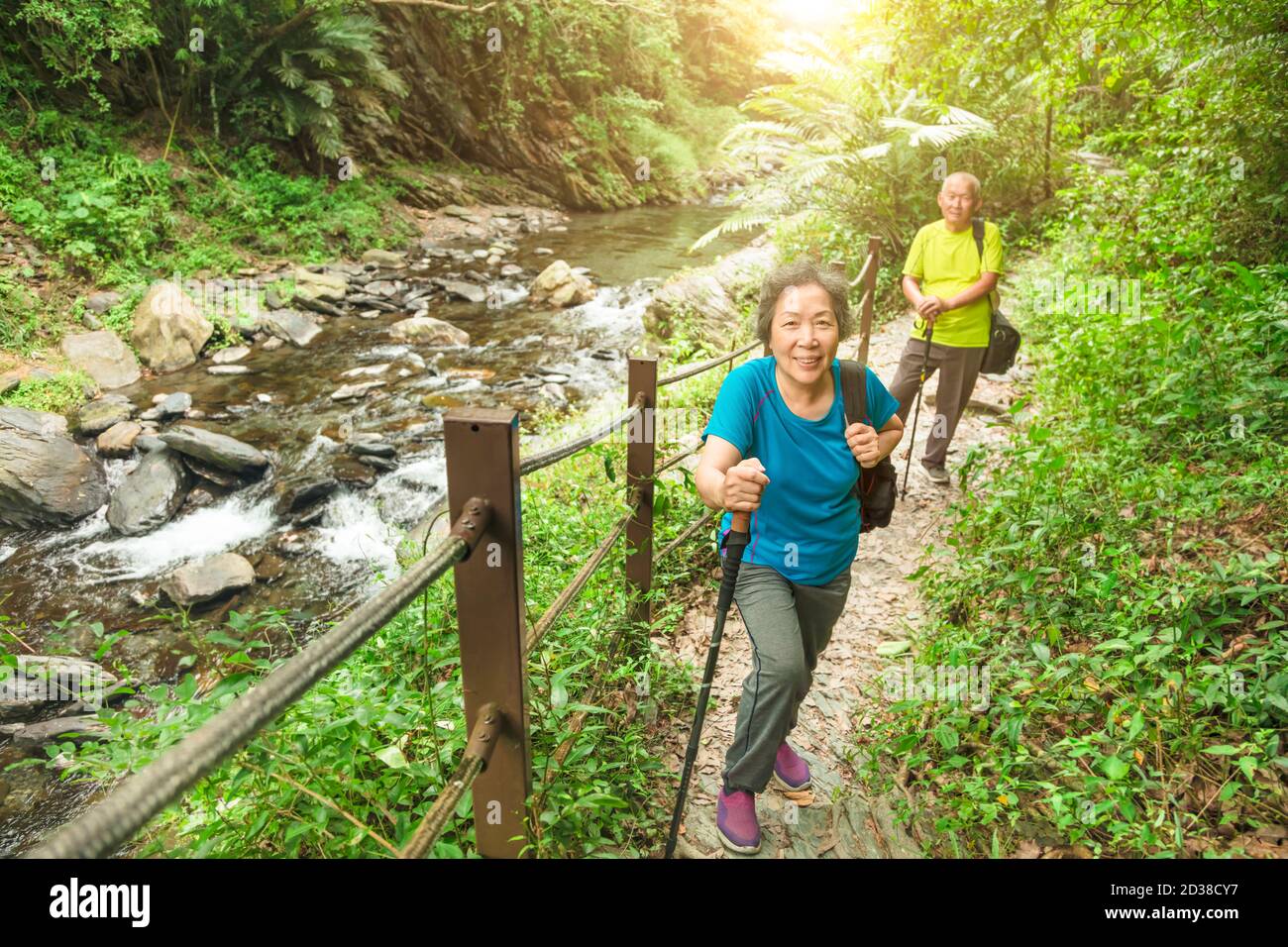 Happy Asian Senior paar Wandern im Naturpark Stockfoto