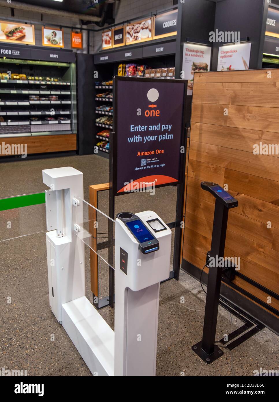 Seattle, Washington, USA – 7. Oktober 2020 Amazon Go stellt Palmscanner vor, mit denen Sie ohne Kasse auf Artikel zugreifen und diese erwerben können Stockfoto