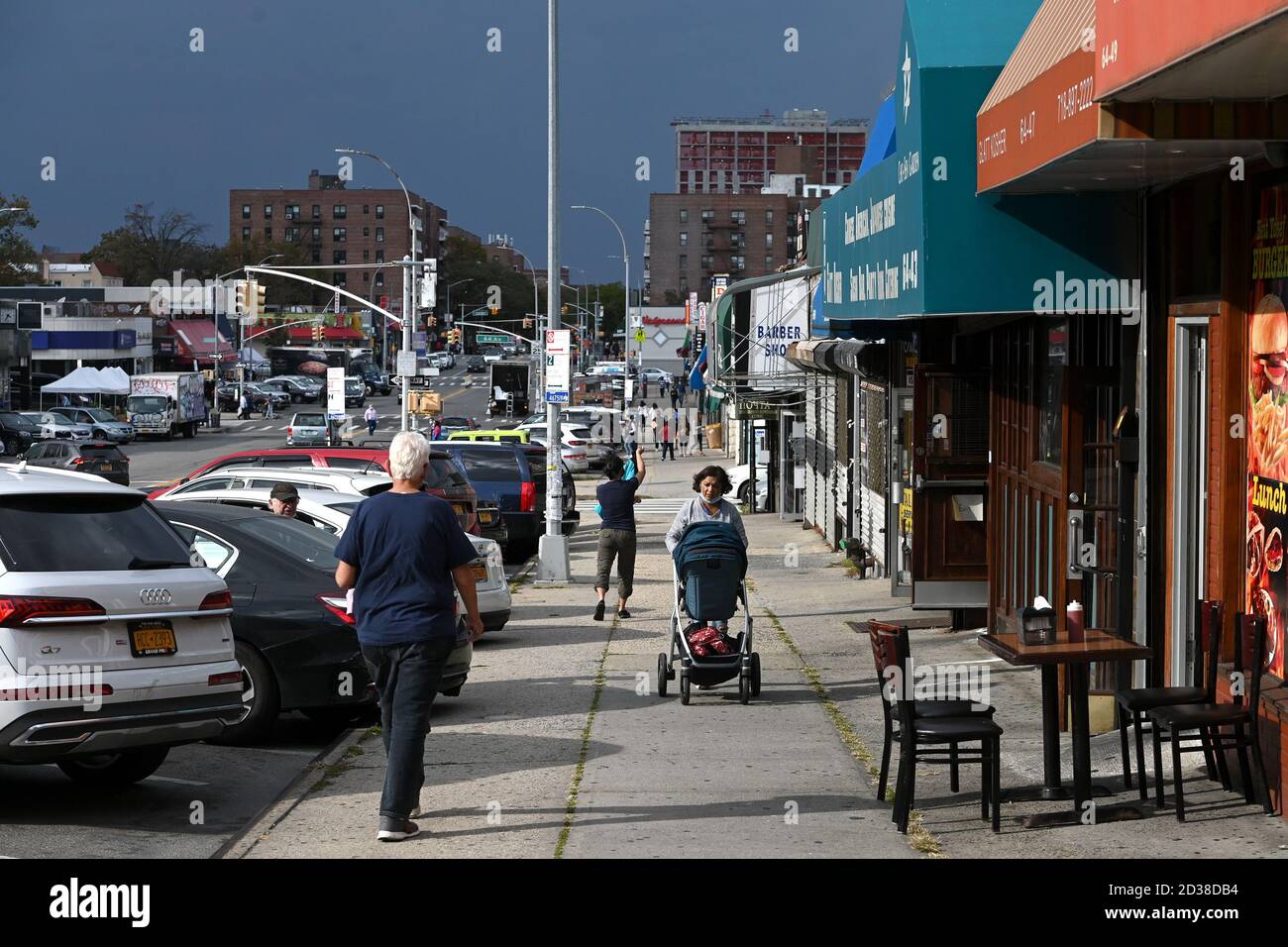 Shopper machen ihren Weg entlang 108th Street in der Forest Hills Nachbarschaft, bezeichnet eine "rote Zone", Queens, NY, 7. Oktober 2020. Gov. Andrew Cuomo hat ein dreistufiges Farbzonensystem (gelb, orange und rot) eingeführt, anstatt Postleitzahlen zu verwenden, um die Viertel zu identifizieren, die eine signifikante Spitze bei Coronavirus-Infektionen sehen, und verschiedene Einschränkungen auf der Grundlage der Farbe der Zone, rot ist die höchste. Die Beschränkungen der roten Zone umfassen maximal 10 Personen in Gotteshäusern, Gruppenversammlungen sind verboten, nur wichtige Unternehmen können offen bleiben, Schulen auf RE Stockfoto