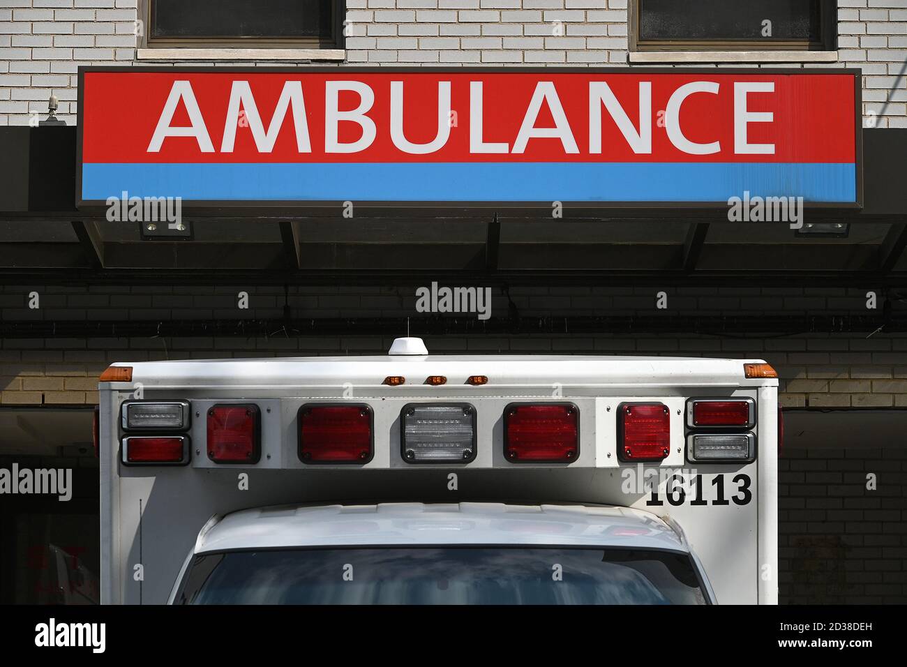 Ein Krankenwagen steht vor dem Long Island Jewish Forest Hills Hospital, einer ausgewiesenen „roten Zone“ des Rego Park Viertels, in Queens, NY, 7. Oktober 2020. Gov. Andrew Cuomo hat ein dreistufiges Farbzonensystem (gelb, orange und rot) eingeführt, anstatt Postleitzahlen zu verwenden, um die Viertel zu identifizieren, die eine signifikante Spitze bei Coronavirus-Infektionen sehen, und verschiedene Einschränkungen auf der Grundlage der Farbe der Zone, rot ist die höchste. Die Beschränkungen der roten Zone umfassen maximal 10 Personen innerhalb von Gotteshäusern, Gruppenversammlungen sind verboten, nur wichtige Geschäfte c Stockfoto