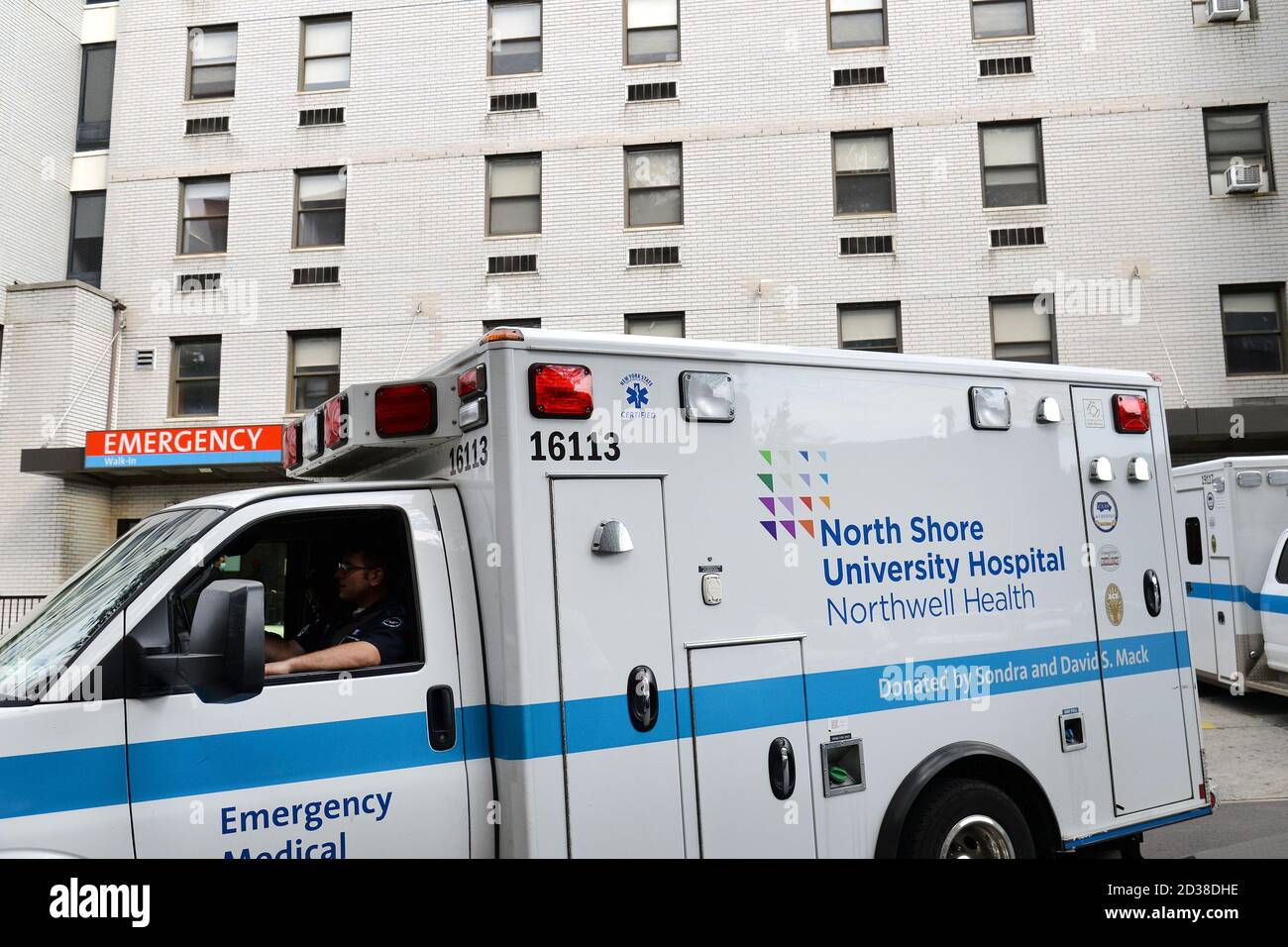 Ein Krankenwagen verlässt das Long Island Jewish Forest Hills Hospital, in der ausgewiesenen „roten Zone“ des Rego Park Viertels, in Queens, NY, 7. Oktober 2020. Gov. Andrew Cuomo hat ein dreistufiges Farbzonensystem (gelb, orange und rot) eingeführt, anstatt Postleitzahlen zu verwenden, um die Viertel zu identifizieren, die eine signifikante Spitze bei Coronavirus-Infektionen sehen, und verschiedene Einschränkungen auf der Grundlage der Farbe der Zone, rot ist die höchste. Die Beschränkungen der roten Zone umfassen maximal 10 Personen in Gotteshäusern, Gruppenversammlungen sind verboten, nur wichtige Geschäfte können bleiben o Stockfoto