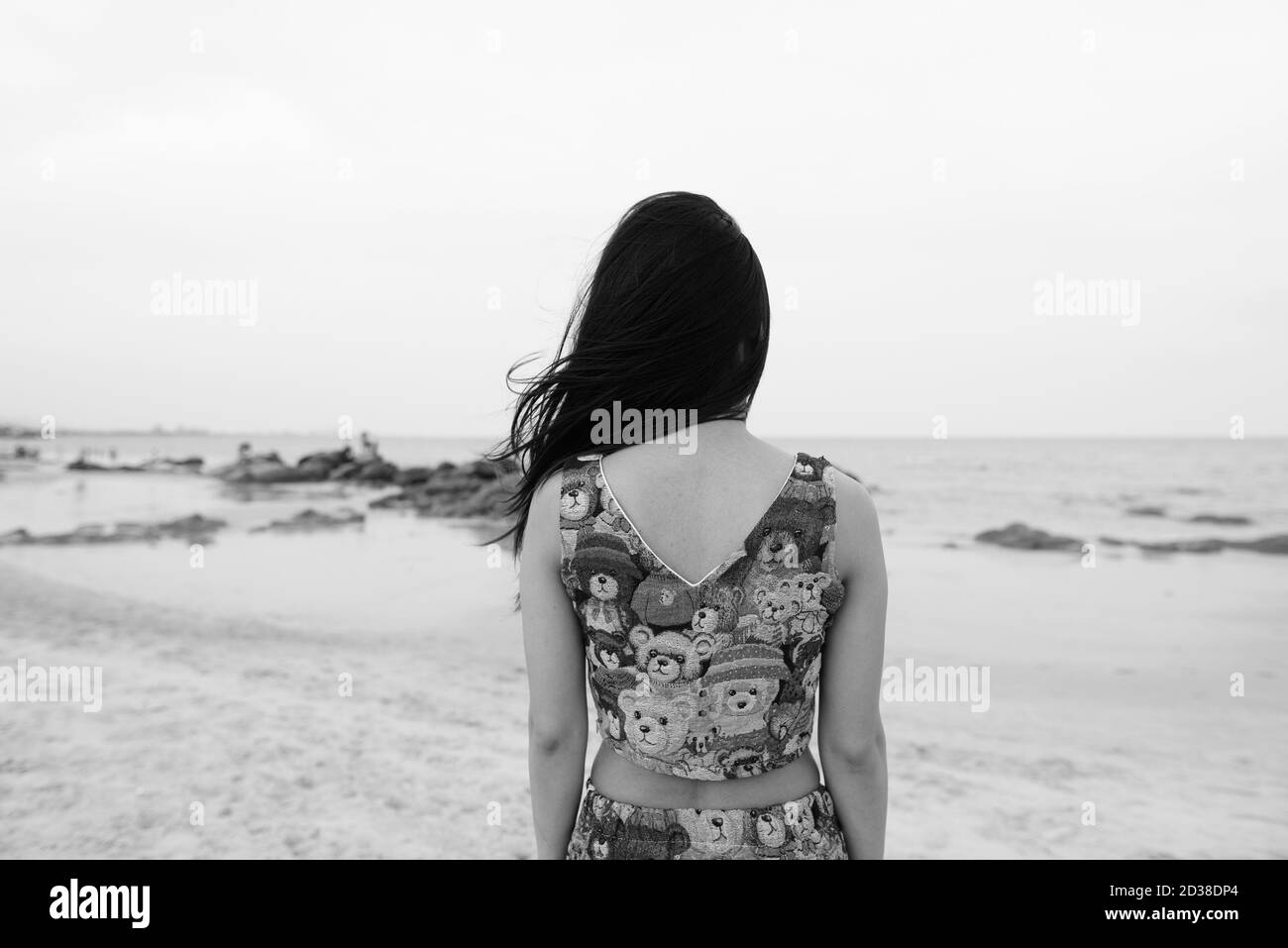 Rückansicht des jungen asiatischen Frau an der malerischen Blick auf dem öffentlichen Strand in Hua Hin Thailand suchen Stockfoto