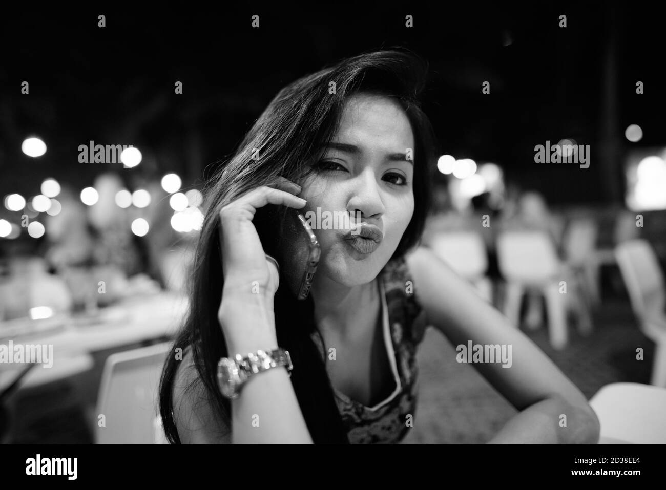 Nahaufnahme der jungen schönen asiatischen Frau im Gespräch auf Handy Telefon während Puckering ihre Lippen auf dem Nachtmarkt Stockfoto