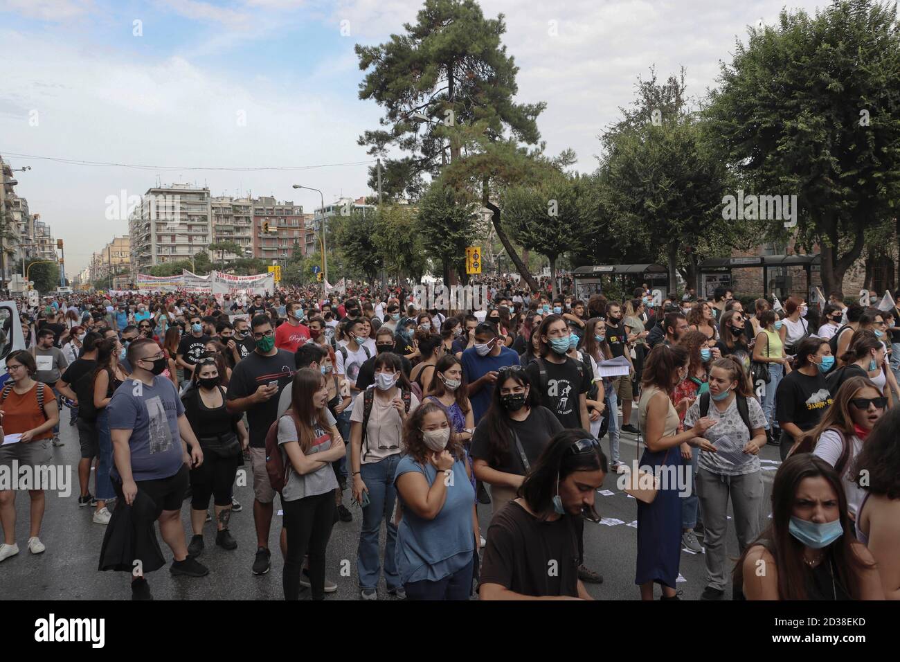 Tausende von Menschen gegen die Goldene Morgenröte versammelten sich in Athen, Thessaloniki und anderen Städten Griechenlands und auf der ganzen Welt, als sie auf die Veröffentlichung des Urteils des lang erwarteten Prozesses gegen die rechtsextreme neonazi-Partei durch die Gerichte warteten. Das Urteil des Prozesses wirft GD als kriminelle Organisation und schuldig des Mordes an dem Sänger Pavlos Fyssas vor. Stockfoto