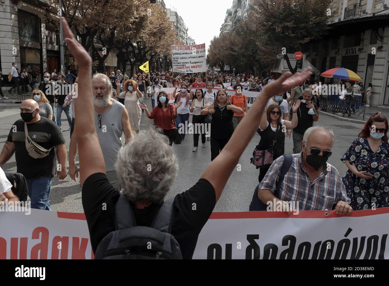 Ein Protestierender applaudiert seinen Kollegen während der Demonstration.Tausende von Menschen gegen die Goldene Morgenröte versammelten sich in Athen, Thessaloniki und anderen Städten in Griechenland und auf der ganzen Welt, während sie warteten, bis die Gerichte das Urteil des lang erwarteten Prozesses gegen die rechtsextreme neonazi-Partei veröffentlichten. Das Urteil des Prozesses wirft GD als kriminelle Organisation und schuldig des Mordes an dem Sänger Pavlos Fyssas vor. Stockfoto