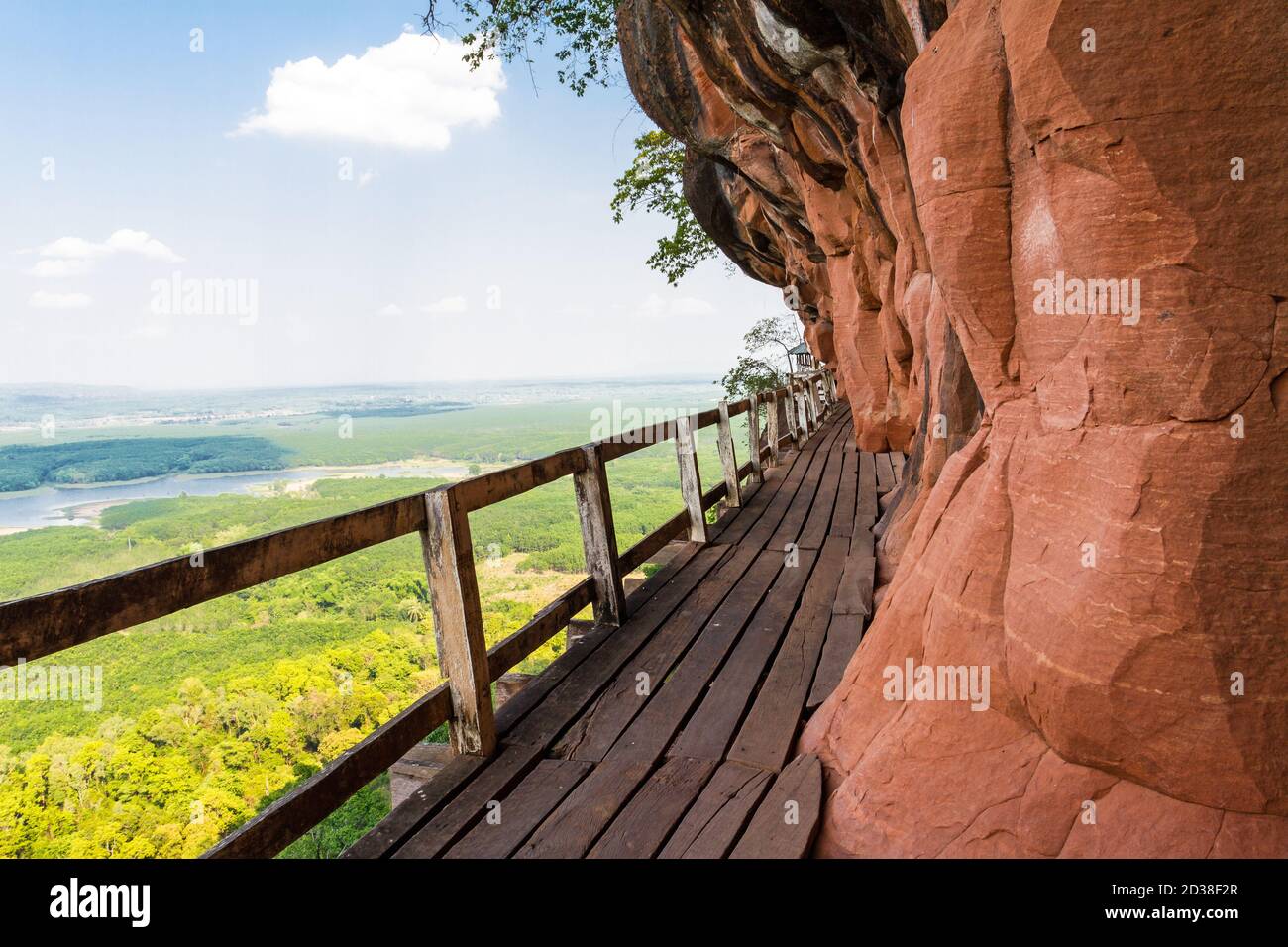 Schöne Holzbrücke in roter Klippe am Wat Phu tok Berg. Bueng Kan, Thailand Stockfoto