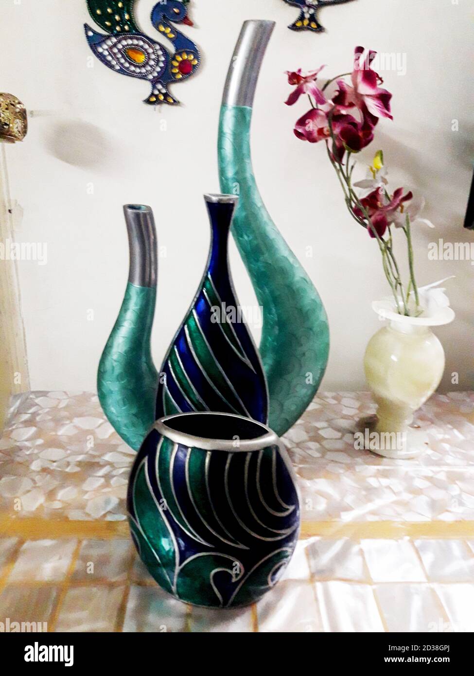 Nahaufnahme einer großen mehrfarbigen Vase für verwendet Dekoration Stockfoto