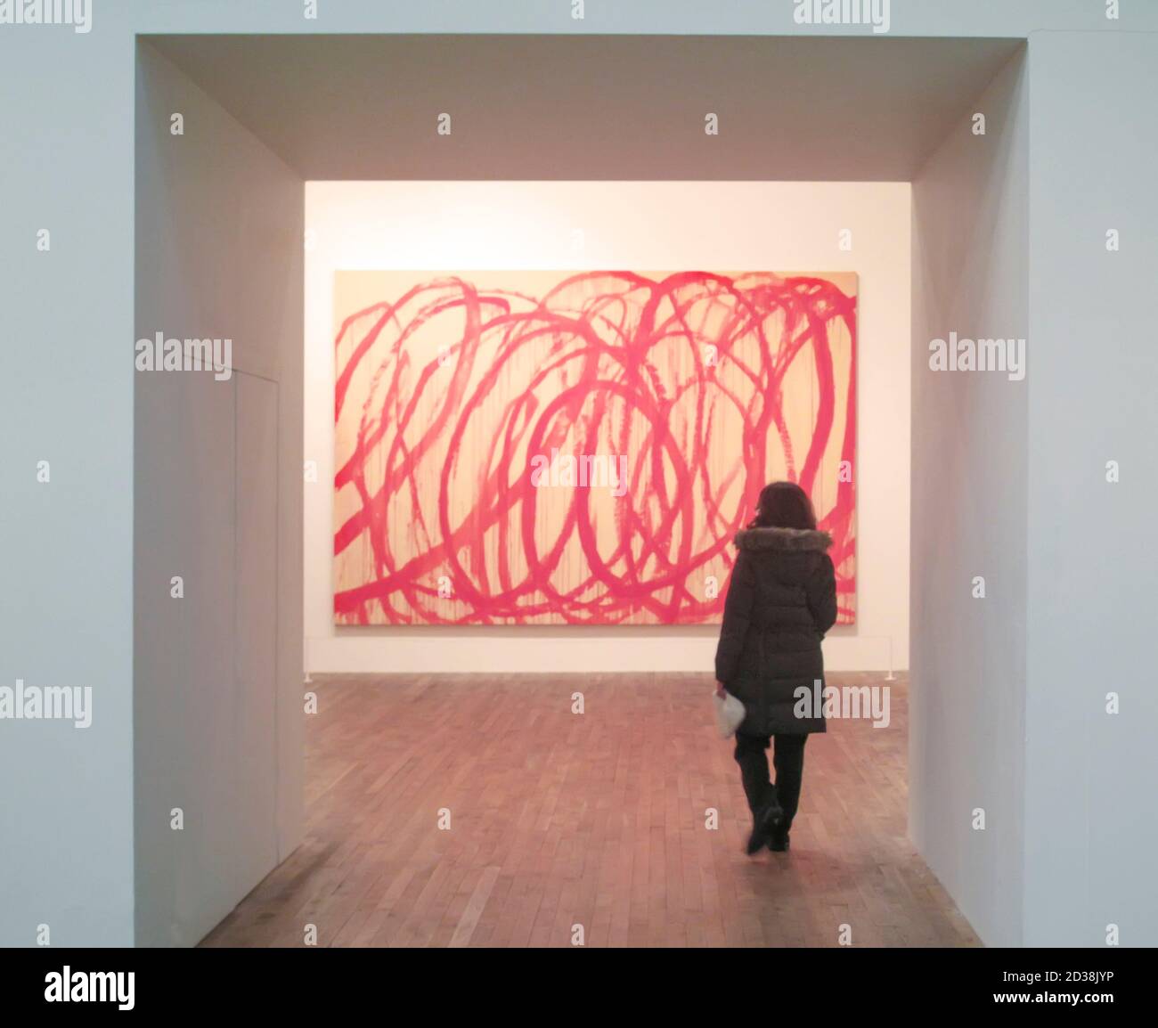 Frau sieht moderne Kunst in der Tate Modern Gallery, London, England, Großbritannien Stockfoto