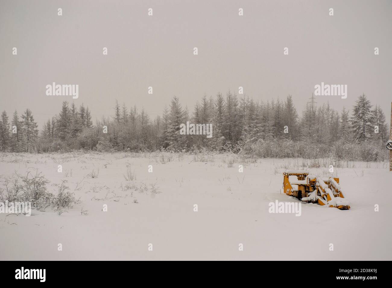 Verlassene Maschinen in einem Schneefeld in Russland Stockfoto