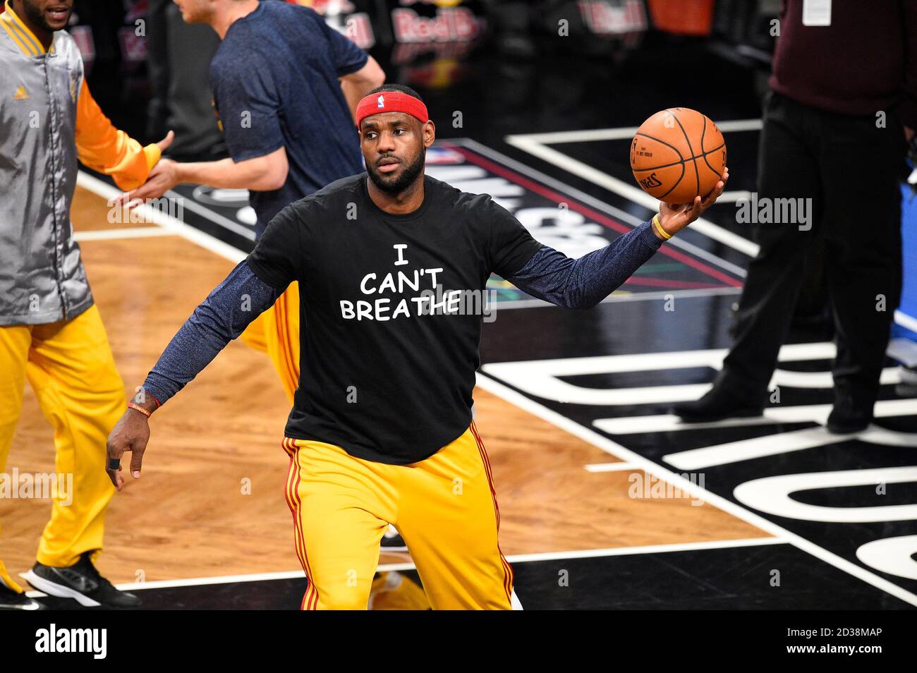 Cleveland Cavaliers Vorwärts LeBron James trägt ein 'Ich kann nicht atmen' t-Shirt zu Ehren des gefallenen Eric Garner Wird vor dem Start des eingeführt Stockfoto