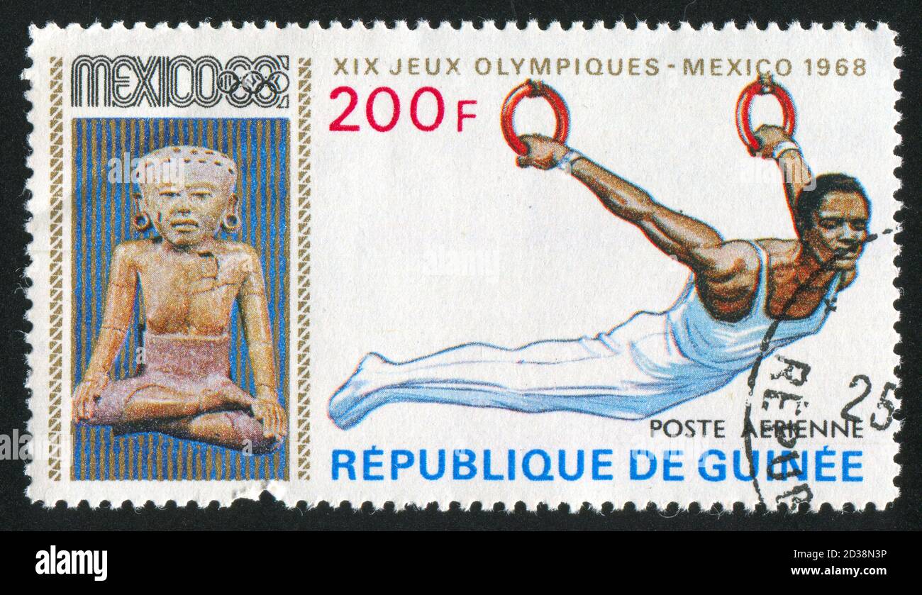 GUINEA - UM 1969: Briefmarke gedruckt von Guinea, zeigt Turnerin, um 1969. Stockfoto