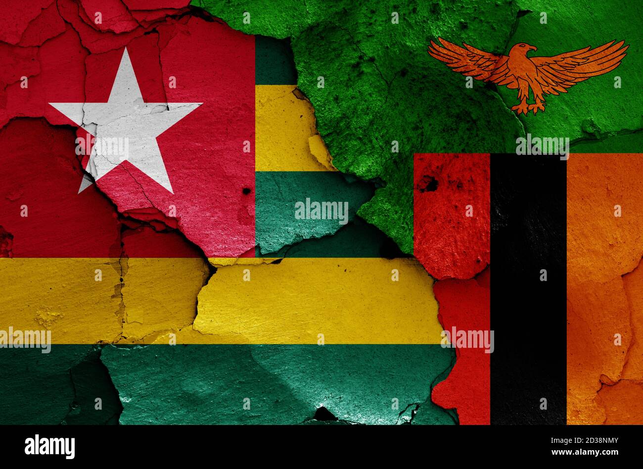 Flaggen von Togo und Sambia auf rissige Wand gemalt Stockfoto