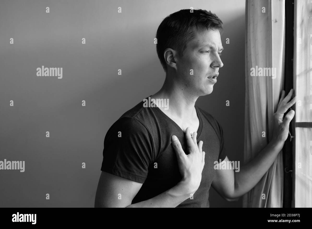 Porträt eines gestressten jungen Mannes mit asthmatischen Angriff zu Hause Stockfoto