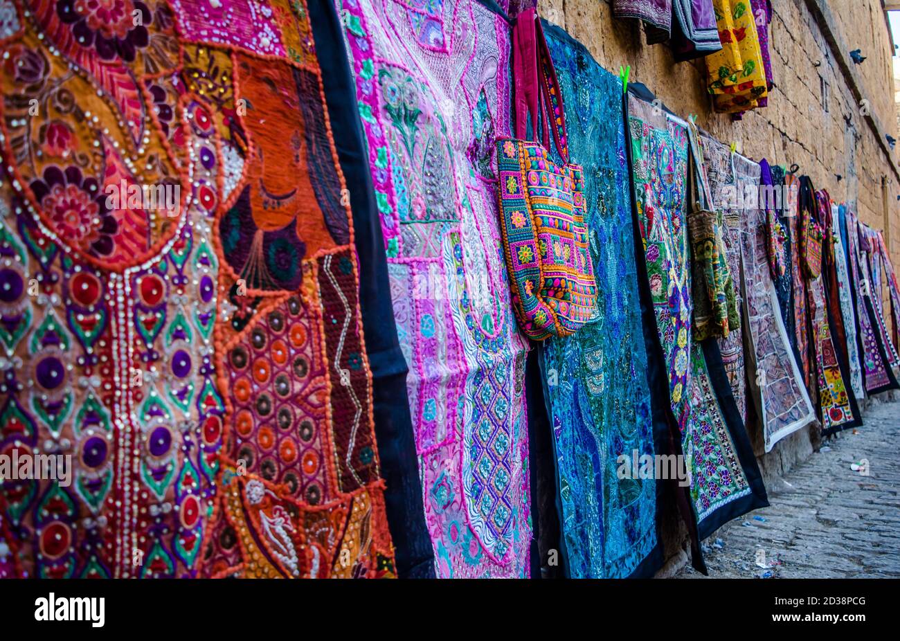 Traditionelles Handwerk von rajasthan, Rajasthani Pagdis und Kleidung fängt die Aufmerksamkeit des Besuchers hier Stockfoto
