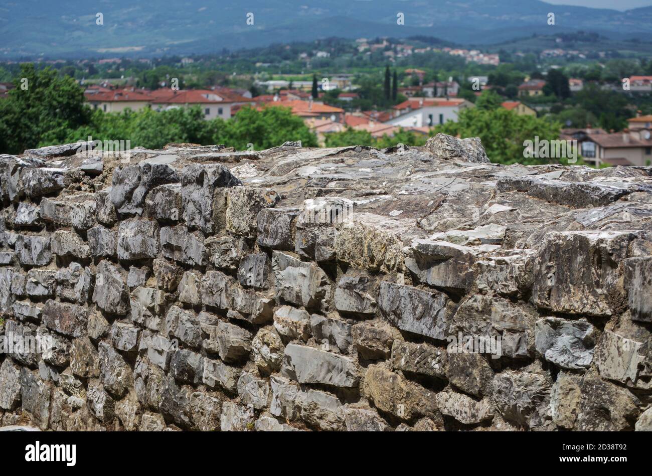 Blick auf die alten Stadtmauern.die umliegende Landschaft und Berge Im Hintergrund Stockfoto