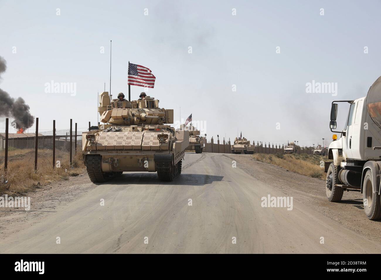 Soldaten der US-Armee führen Konvoi-Operationen im Nordosten Syriens 28. September 2020. Die Soldaten sind in Syrien, um die kombinierte Mission der Joint Task Force-Operation Inhärent Resolve (CJTF-OIR) zu unterstützen. Die CJTF engagiert sich weiterhin für die Zusammenarbeit mit, mit und durch unsere Partner, um die dauerhafte Niederlage von Daesh zu gewährleisten. (USA Army Foto von Specialist Sidney Perry) Stockfoto