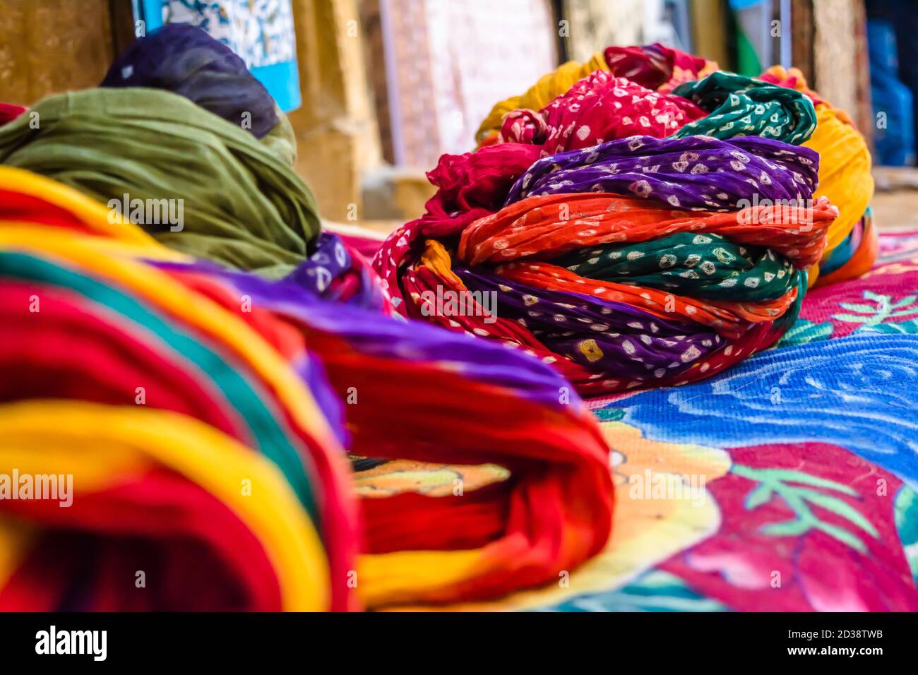 Rajasthani bunte Turban, Rajasthani Pagdis und Kleidung fängt die Aufmerksamkeit des Besuchers hier Stockfoto