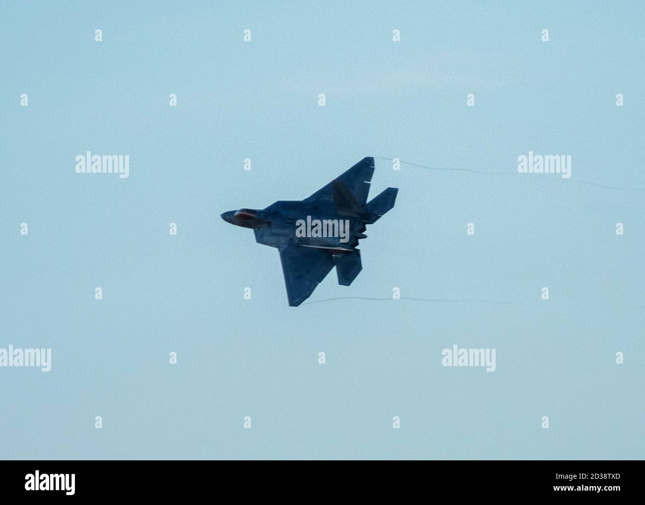 Ein US Air Force F-22 Raptor Flugzeug, das dem 90. Jagdgeschwader zugewiesen wurde, fliegt über Joint Base Elmendorf-Richardson, Alaska, 6. Oktober 2020. Die Kombination aus Stealth, aerodynamischer Leistung, integriertem Bordoniksystem, Sensorfusionen und fortschrittlichen Waffen macht den Jet der vierten Generation überlegen. F-22s sind eines der führenden Stealth-taktischen Kampfflugzeuge der US Air Force. Stockfoto