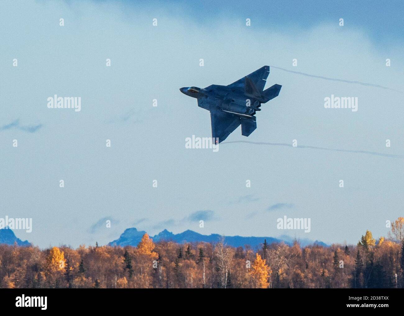 Ein US Air Force F-22 Raptor Flugzeug, das dem 90. Jagdgeschwader zugewiesen wurde, fliegt über Joint Base Elmendorf-Richardson, Alaska, 6. Oktober 2020. Die Kombination aus Stealth, aerodynamischer Leistung, integriertem Bordoniksystem, Sensorfusionen und fortschrittlichen Waffen macht den Jet der vierten Generation überlegen. F-22s sind eines der führenden Stealth-taktischen Kampfflugzeuge der US Air Force. Stockfoto