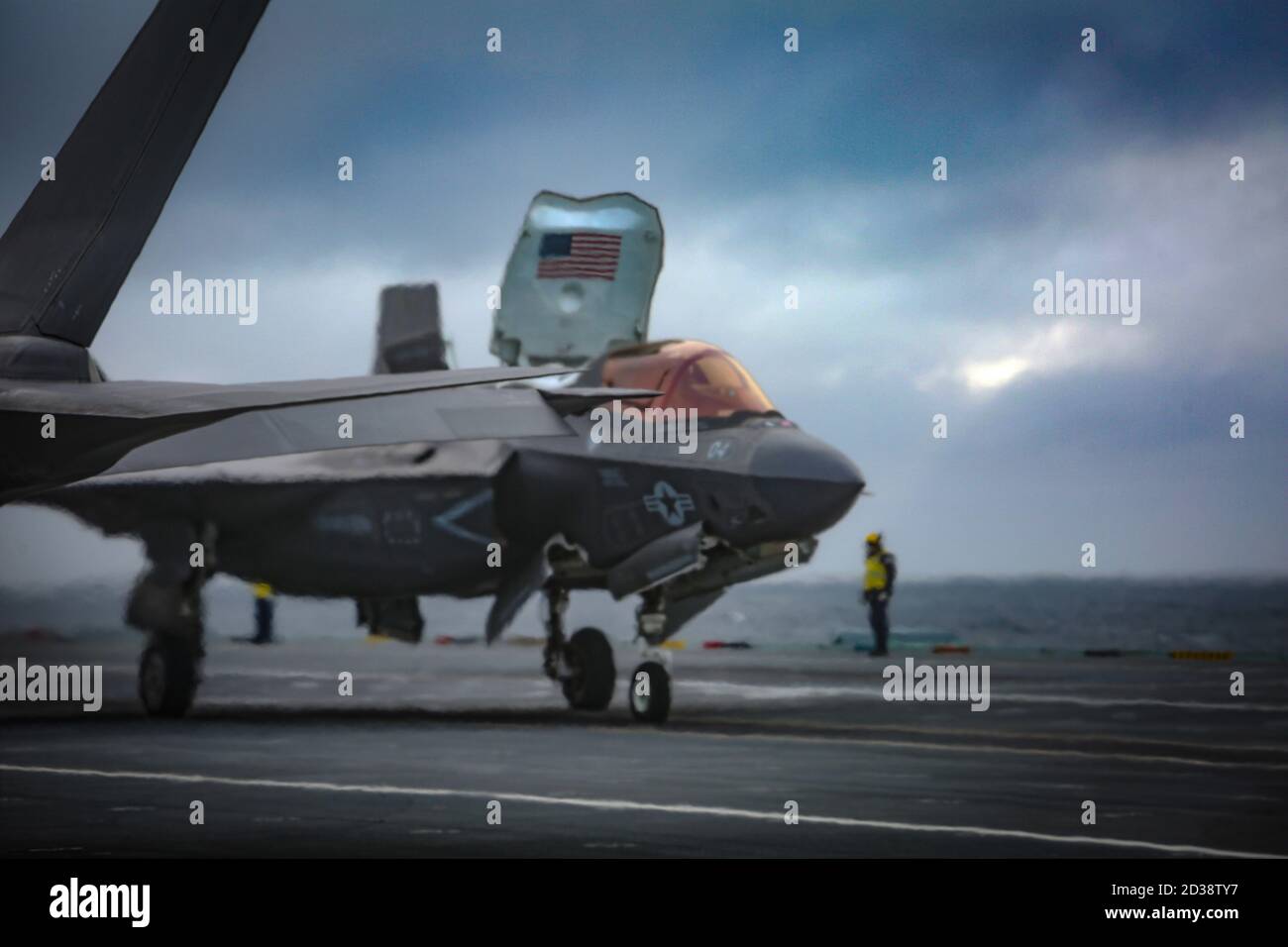 Capt Alex Johnson mit Marine Fighter Attack Squadron (VMFA) 211 beschleunigt einen F-35B Lightning II Joint Strike Fighter an Bord von her Majesty's Ship (HMS) Queen Elizabeth am 27. September 2020 auf See. VMFA-211 wird an Bord der HMS Queen Elizabeth eingesetzt, um Schulungen mit ihren britischen Partnern durchzuführen, um sich auf die Bereitstellung der britischen Carrier Strike Group in diesem Frühjahr vorzubereiten. Das U.S. Marine Corps unterstützt diesen historischen Einsatz zur Unterstützung der Ziele von USMC, DoD, National und Allied. Stockfoto