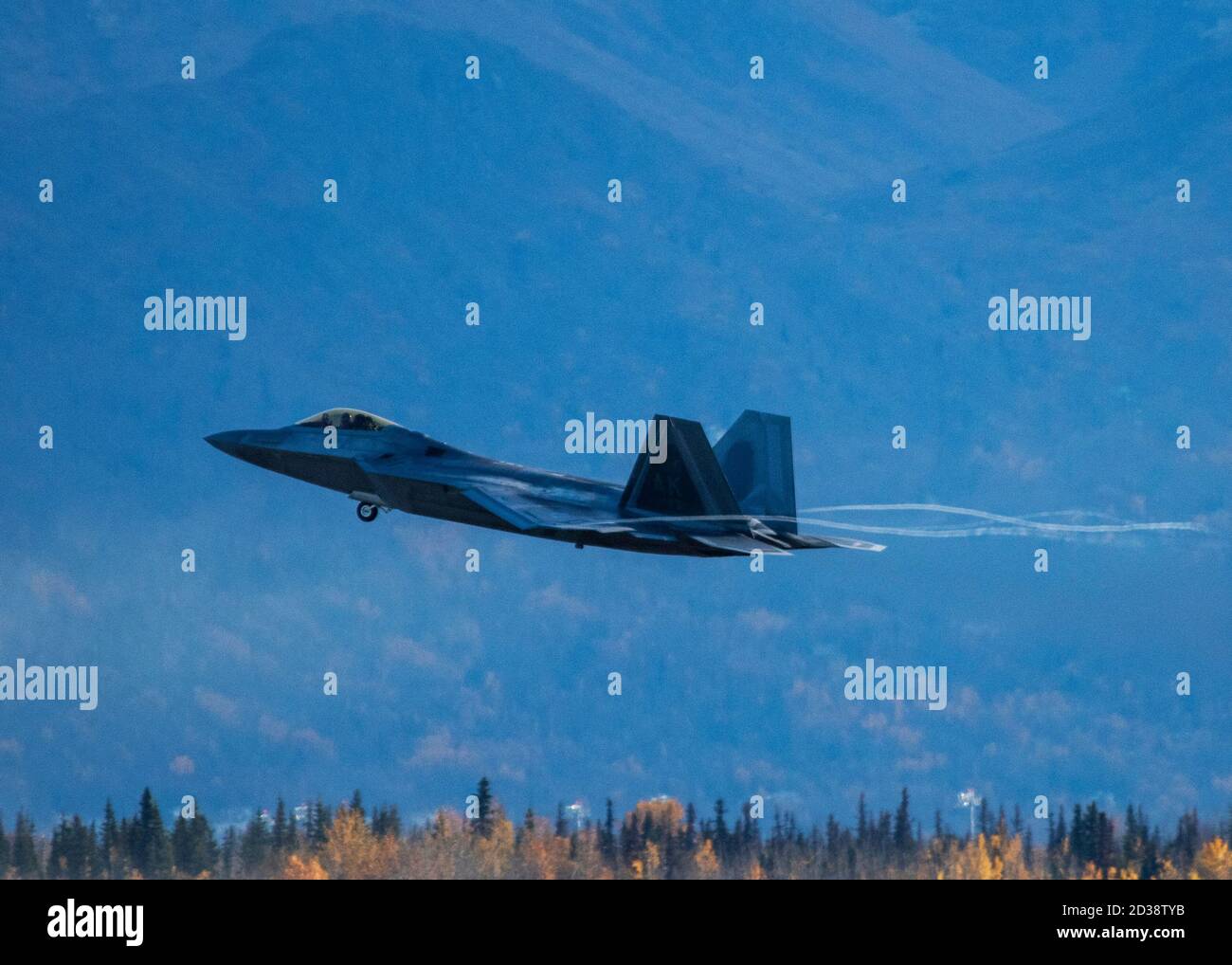 Ein US Air Force F-22 Raptor Flugzeug, das dem 90. Jagdgeschwader zugewiesen wurde, fliegt über Joint Base Elmendorf-Richardson, Alaska, 6. Oktober 2020. Die Kombination aus Stealth, aerodynamischer Leistung, integriertem Bordoniksystem, Sensorfusionen und fortschrittlichen Waffen macht den Jet der vierten Generation überlegen. F-22s sind eines der führenden Stealth-taktischen Kampfflugzeuge der US Air Force. Stockfoto