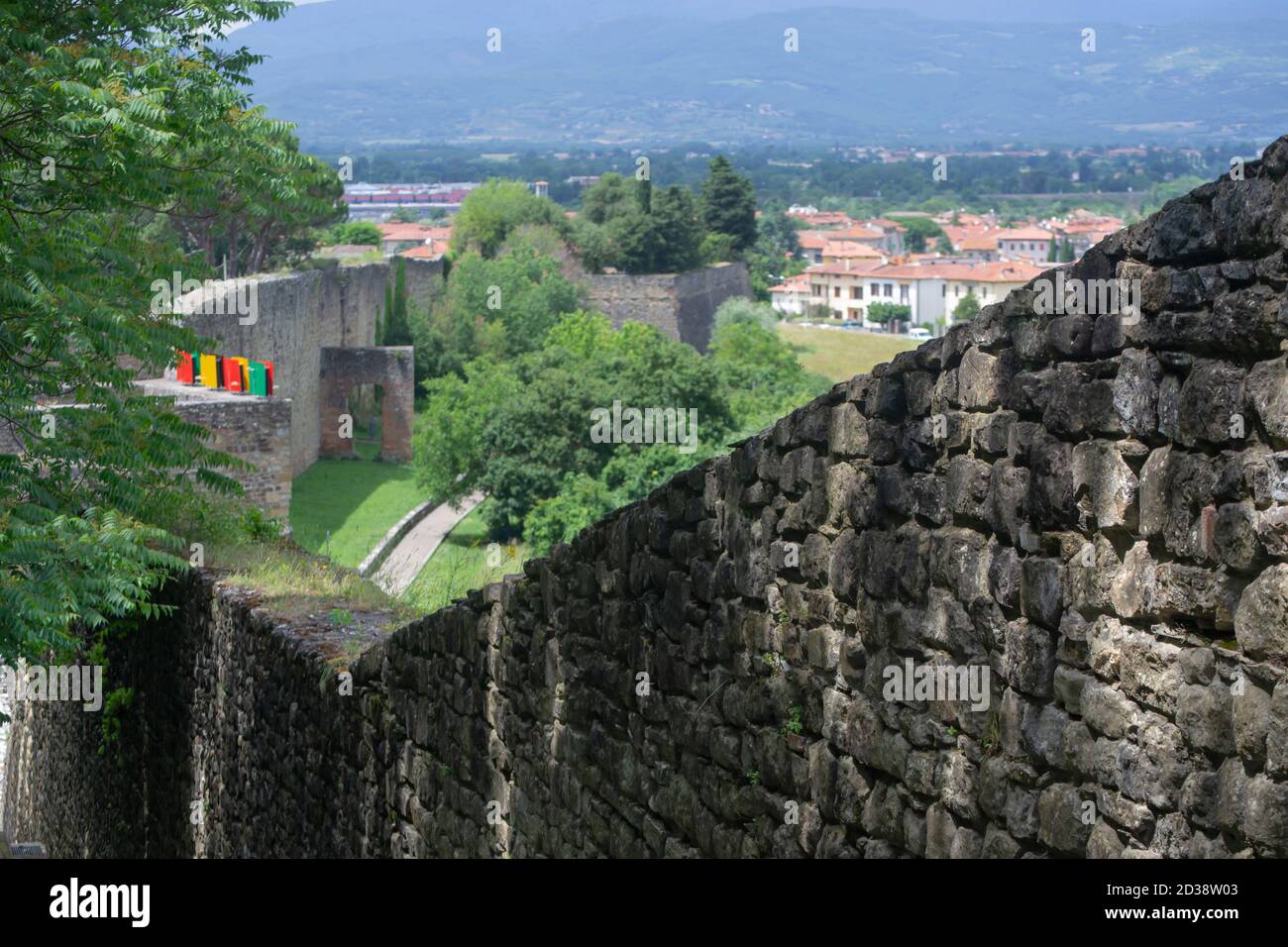 Blick auf die alten Stadtmauern.die umliegende Landschaft und Berge Im Hintergrund Stockfoto